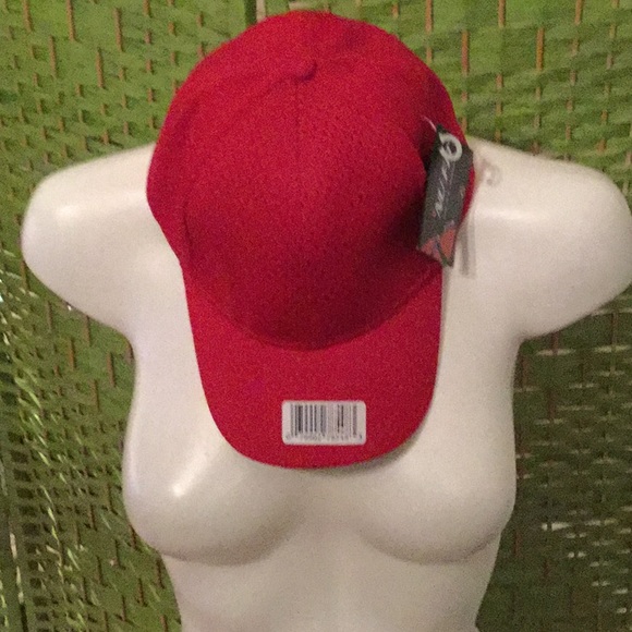 😎NWT Nu-Fit Fitted Red Baseball Cap Must Have 😎 - Picture 1 of 7